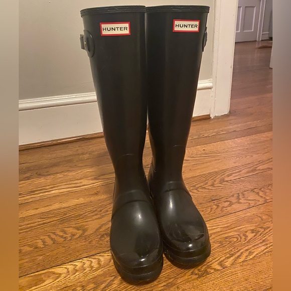 Hunter tall black glossy rain boots size 8 - Picture 2 of 3